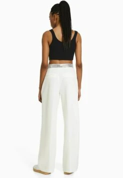 BERSHKA WITH RHINESTONE DETAIL - Stoffhose - Off White 10 BERSHKA WITH RHINESTONE DETAIL - Stoffhose - Off White -Bershka Verkaufsgeschäft d8bc42fdeebd4e3ba93e21ce29be3fd5