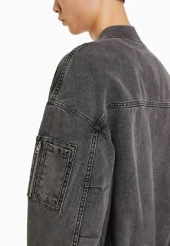 BERSHKA Jeansjacke - Dark Grey 11 BERSHKA Jeansjacke - Dark Grey -Bershka Verkaufsgeschäft d90e09a5e4804ad592c5beca52c38f3e