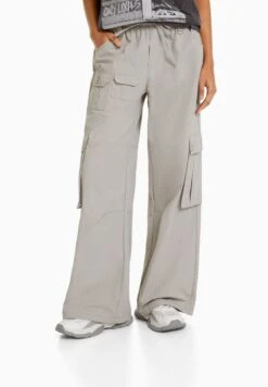 BERSHKA MULTIPOCKET WIDE LEG - Cargohose - Grey