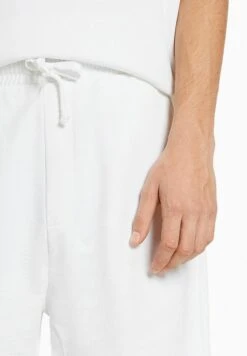 BERSHKA FADED-EFFECT PLUSH - BERMUDA - Shorts - Off White 11 BERSHKA FADED-EFFECT PLUSH - BERMUDA - Shorts - Off White -Bershka Verkaufsgeschäft de6d17c4e66a4c529a216f7a3c1c8635