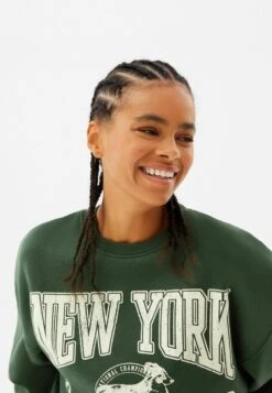 BERSHKA PRINTED - Sweatshirt - Green -Bershka Verkaufsgeschäft e18f210e65df47b7bf54ce4edf8c100b