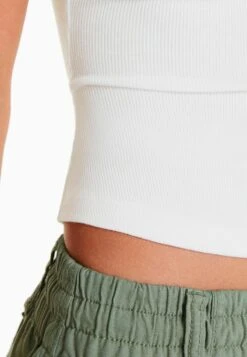 BERSHKA Top - Off White -Bershka Verkaufsgeschäft e1a286e01eaa486b9329dc9a5eb52bfb