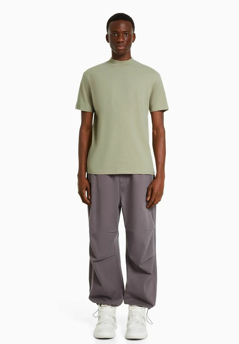 BERSHKA SHORT SLEEVE MOCK NECK - T-Shirt Basic - Green 4 BERSHKA SHORT SLEEVE MOCK NECK - T-Shirt Basic - Green – Bild 2