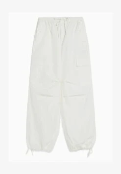 BERSHKA PARACHUTE - Cargohose - Off White 12 BERSHKA PARACHUTE - Cargohose - Off White -Bershka Verkaufsgeschäft e5f3632b04254fb9918ac091473f25a8