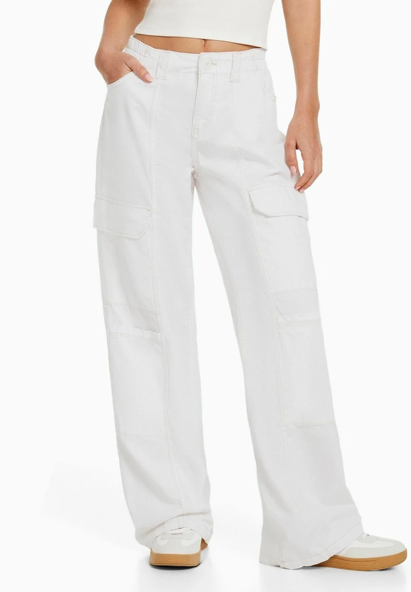 BERSHKA LOW-WAIST WITH CONTRAST THREAD - Cargohose - White 8 BERSHKA LOW-WAIST WITH CONTRAST THREAD - Cargohose - White – Bild 6