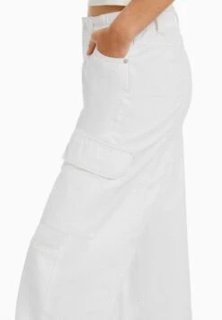 BERSHKA LOW-WAIST WITH CONTRAST THREAD - Cargohose - White 10 BERSHKA LOW-WAIST WITH CONTRAST THREAD - Cargohose - White -Bershka Verkaufsgeschäft eb12e1a50365439985e77bdc2f1f70c4