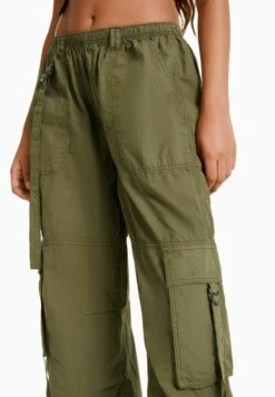 BERSHKA TWILL - Cargohose - Khaki -Bershka Verkaufsgeschäft ebd40e2badda42ce95fad591fae4589d