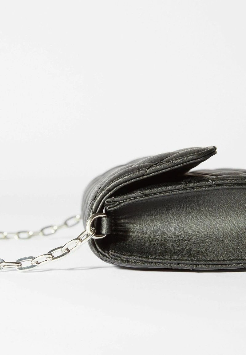 BERSHKA WITH CHAIN HANDLE - Umhängetasche - Black 6 BERSHKA WITH CHAIN HANDLE - Umhängetasche - Black – Bild 4