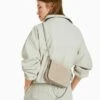 BERSHKA WITH DOUBLE STRAP AND METAL DETAILS - Umhängetasche - Beige 2 BERSHKA WITH DOUBLE STRAP AND METAL DETAILS - Umhängetasche - Beige -Bershka Verkaufsgeschäft f5864a856a29499a83770c060dfdc57d