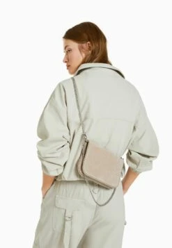 BERSHKA WITH DOUBLE STRAP AND METAL DETAILS - Umhängetasche - Beige