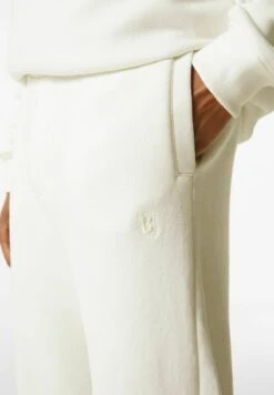 BERSHKA STANDARD WIDE LEG - Jogginghose - Off-white 10 BERSHKA STANDARD WIDE LEG - Jogginghose - Off-white -Bershka Verkaufsgeschäft f647abfc70fd4b95b3acf47a32dc2e0a