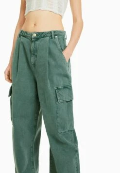 BERSHKA BALLOON FIT - Jeans Straight Leg - Khaki -Bershka Verkaufsgeschäft f7e0e59923284169be79d2a369540bb2