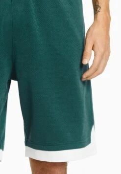 BERSHKA Shorts - Green 11 BERSHKA Shorts - Green -Bershka Verkaufsgeschäft f805cc6c403045dba3d92115a3bdafbd