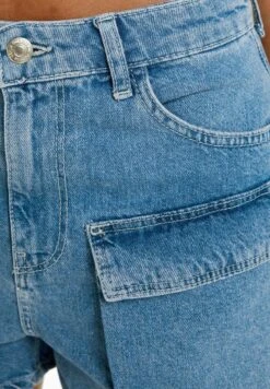 BERSHKA CARGO - Jeans Shorts - Light Blue Denim 11 BERSHKA CARGO - Jeans Shorts - Light Blue Denim -Bershka Verkaufsgeschäft f836cea0476948419707ae795f2fd14b