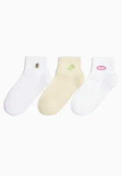 BERSHKA PACK OF 3 - EMBROIDERED - Socken - Beige -Bershka Verkaufsgeschäft f92562abd61a48f1bedd5be61c8808af