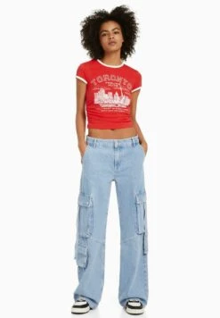 BERSHKA SHORT SLEEVE - T-Shirt Print - Red -Bershka Verkaufsgeschäft f9b25c3e0fe146e3b3a1c22cac82631d