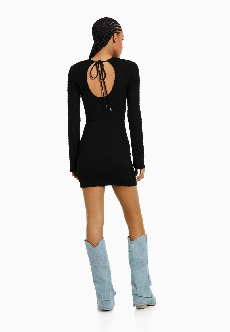 BERSHKA OPENING AT THE BACK AND BOW - LONG SLEEVE - Etuikleid - Black 4 BERSHKA OPENING AT THE BACK AND BOW - LONG SLEEVE - Etuikleid - Black – Bild 2