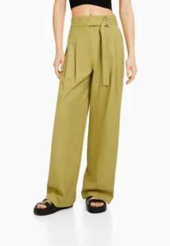 BERSHKA CARROT FIT WITH A BUCKLE - Stoffhose - Green
