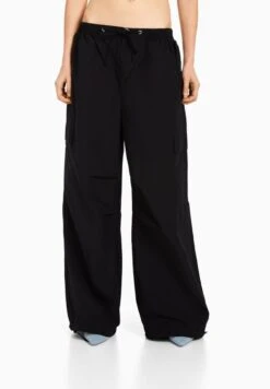 BERSHKA PARACHUTE - Cargohose - Black