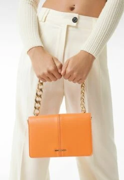 BERSHKA ACCORDION WITH CHAIN - Clutch - Orange