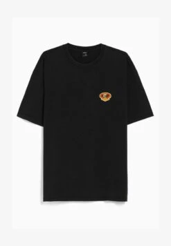 BERSHKA SHORT SLEEVE BOXY FADED PATCH - T-Shirt Print - Black 11 BERSHKA SHORT SLEEVE BOXY FADED PATCH - T-Shirt Print - Black -Bershka Verkaufsgeschäft fdf752ac2f424557b44b278deb10d502