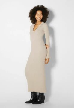 BERSHKA Maxikleid - Sand
