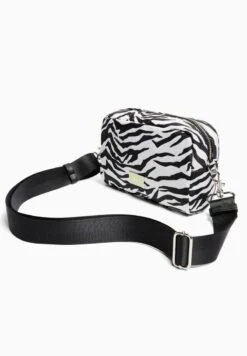 BERSHKA MONOCHROME - Umhängetasche - Black -Bershka Verkaufsgeschäft ffcc0d65b7b04e4e961f58ce0a752b30